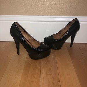 Black pumps